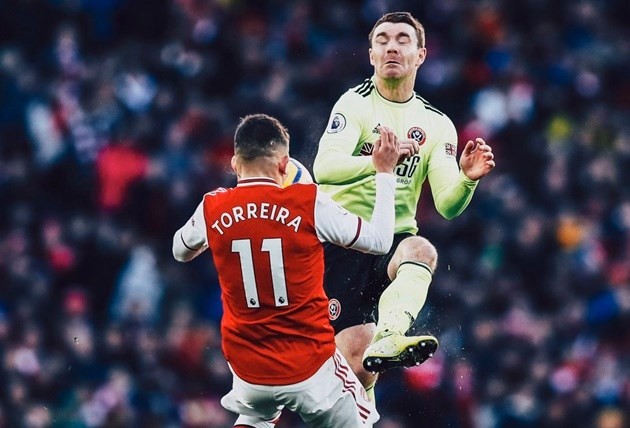 Sao Arsenal đổ máu vì pha bóng không thể tránh - Bóng Đá