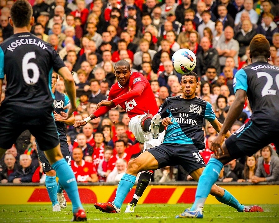 10 khoảnh khắc đáng nhớ của Young tại MU: Bay giữa ngân hà; hủy diệt Arsenal - Bóng Đá