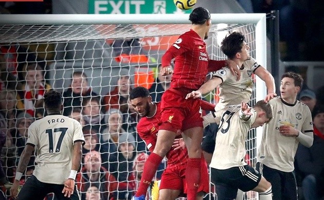 Bạn đã hiểu vì sao Maguire dễ dàng để Van Dijk hạ gục Man Utd? - Bóng Đá