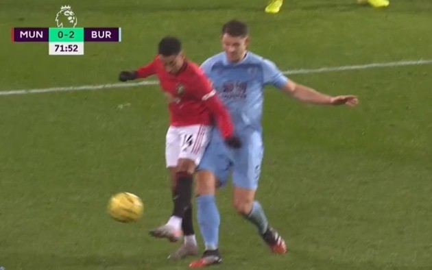 Man Utd đang thua, Lingard vẫn cố diễn trò trên sân - Bóng Đá