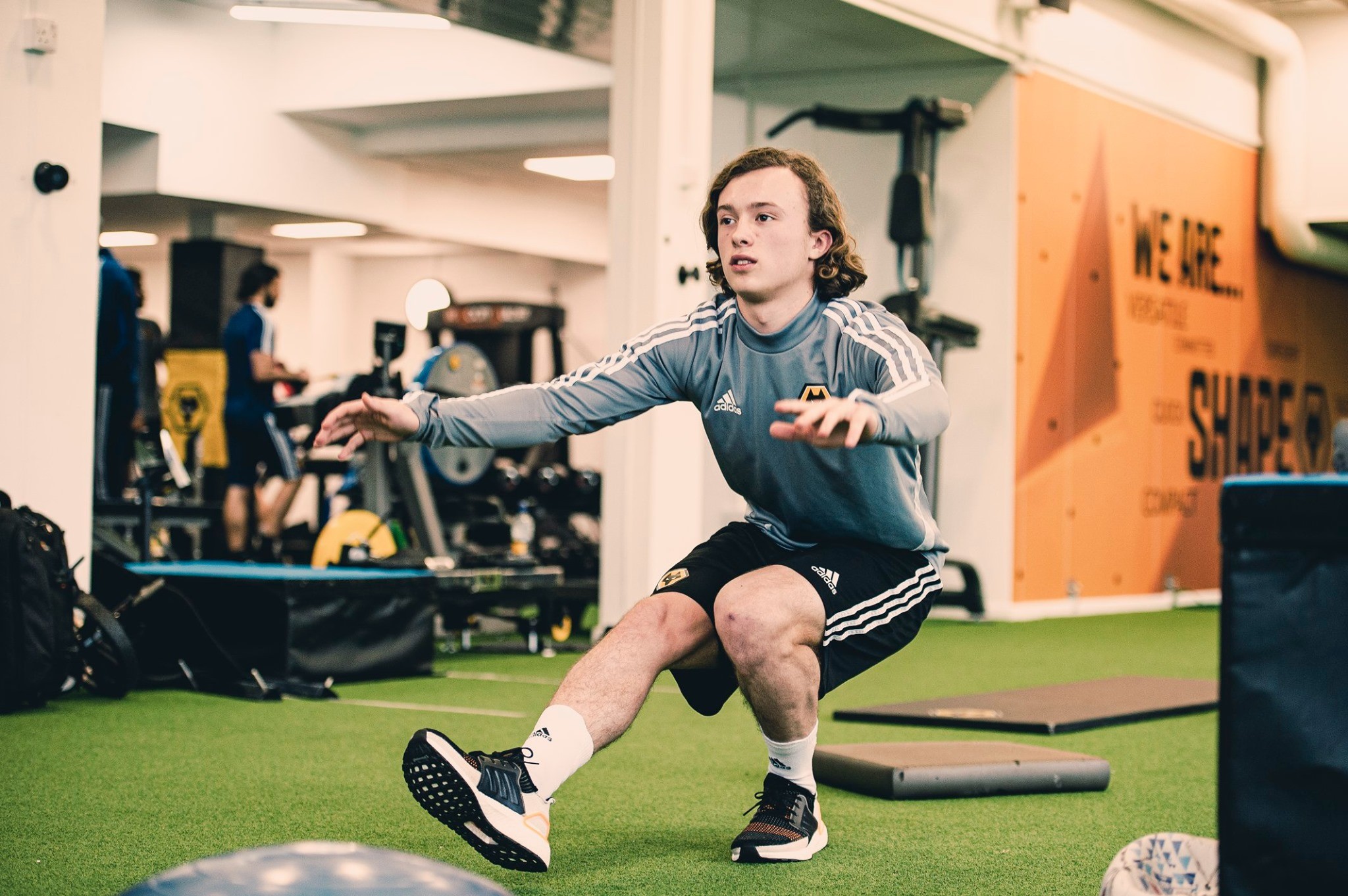 CHÍNH THỨC: Wolves ký hợp đồng với cậu bé làm 'câm lặng Old Trafford' - Bóng Đá