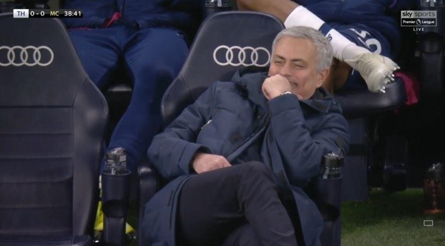 'Tôi chưa từng thấy trận nào phải dừng giữa chừng như vậy vì VAR' - Bóng Đá