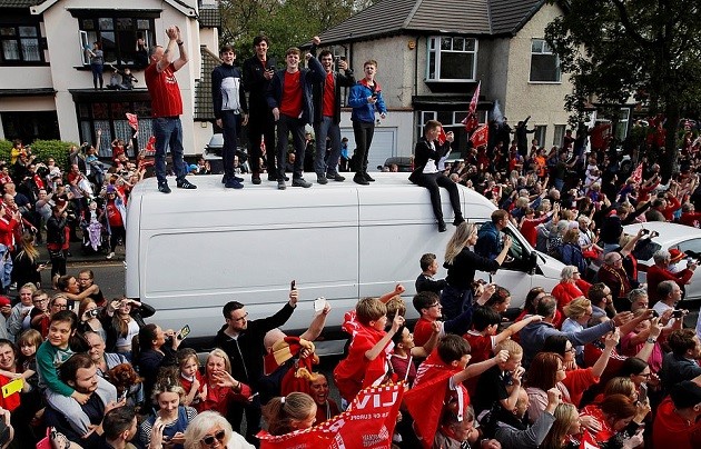 Trèo cột điện, leo nóc ô tô, CĐV Liverpool làm tất cả chỉ để thấy 