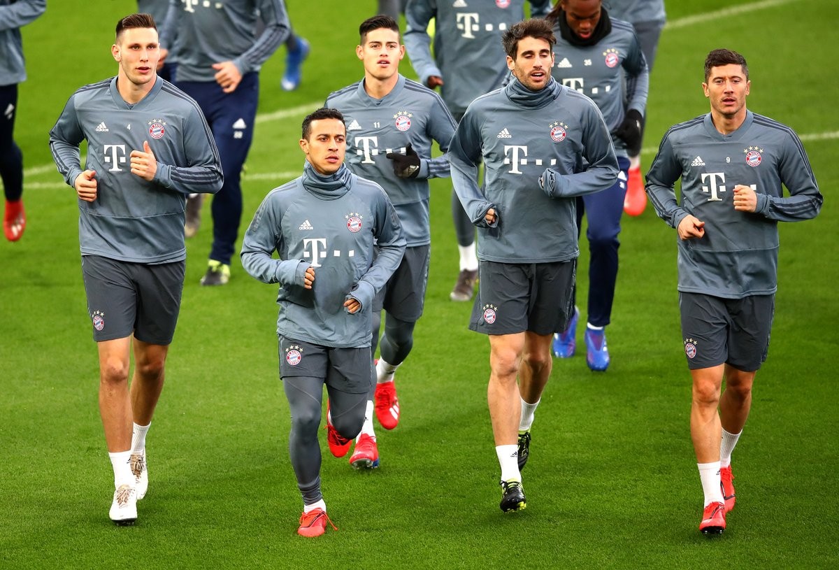 Bất ngờ với người Mustafi chạy đến cảm ơn sau pha làm dũng mãnh - Bóng Đá