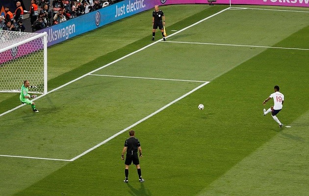 Siêu trung vệ lập công, 'Cơn lốc da cam' cuốn bay tuyển Anh về nước - Bóng Đá