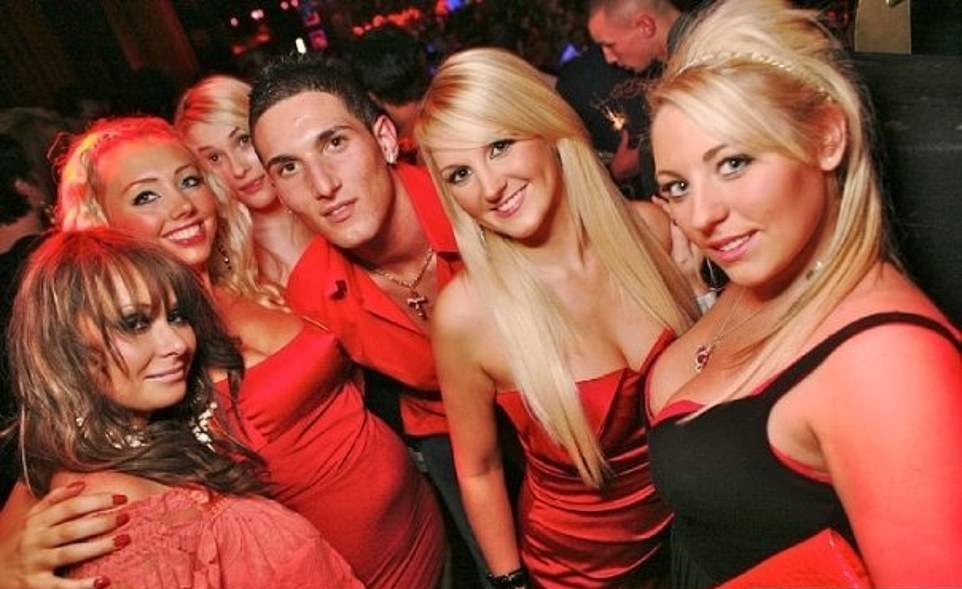 Ten years ago, Federico Macheda's late wondergoal all but won Manchester United the title and broke Liverpool hearts... so what ever happened to him? - Bóng Đá