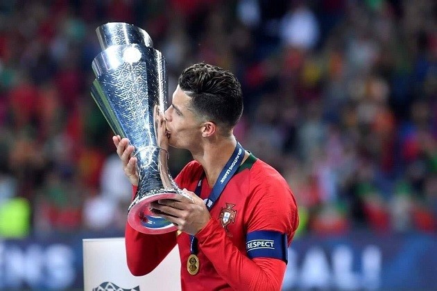 Biểu cảm khó đỡ của Ronaldo khi nâng cúp bạc - Bóng Đá