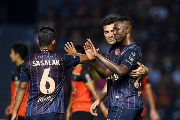 De Jong đi bóng hành Modric và Vinicius - Bóng Đá