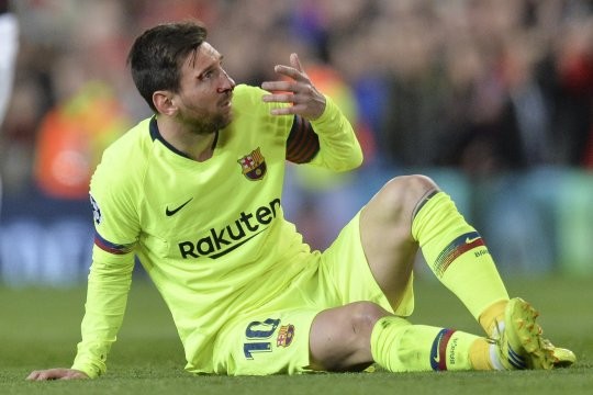 Messi đổ máu, fan Quỷ đỏ hát vang 'Viva Ronaldo