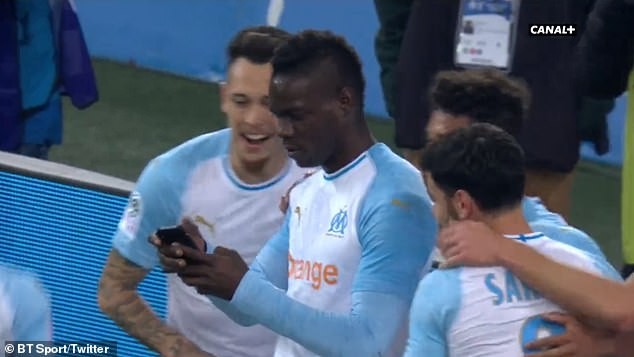 Lập siêu phẩm, Balotelli ăn mừng có 1-0-2 - Bóng Đá