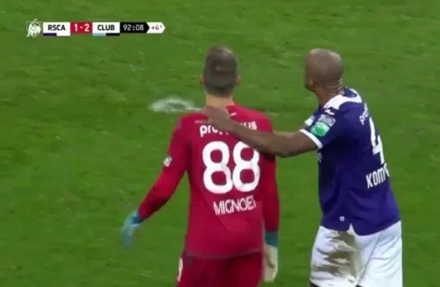 Watch raging Anderlecht boss Vincent Kompany scream at his own fans after they throw flare at Club Brugge ace Mignolet - Bóng Đá