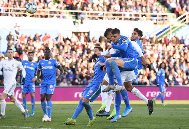 Varane tỏa sáng, Real Madrid chia sẻ ngôi đầu với Barca - Bóng Đá