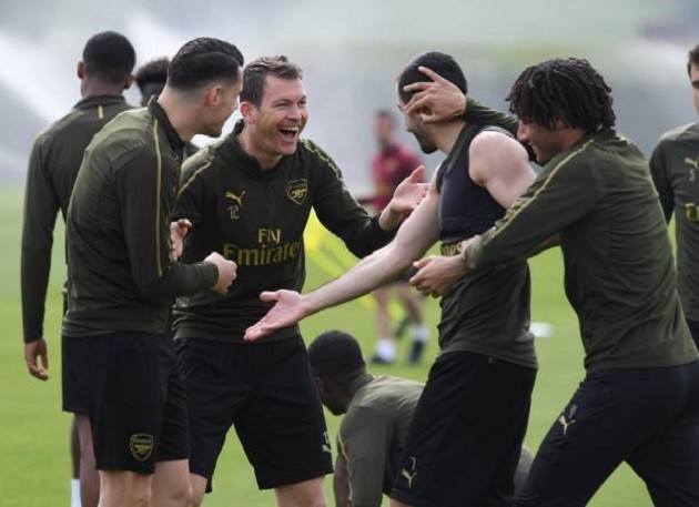 Dàn sao Arsenal, người nhăn nhó, người cúi mặt khi nghe Emery giáo huấn - Bóng Đá