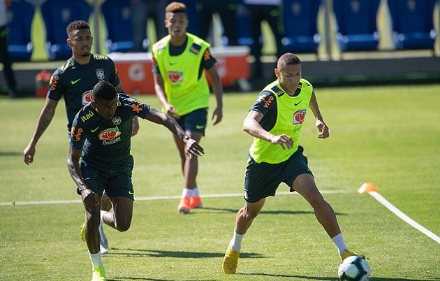 Vừa lên tuyển, Neymar đã luyện tuyệt kĩ 