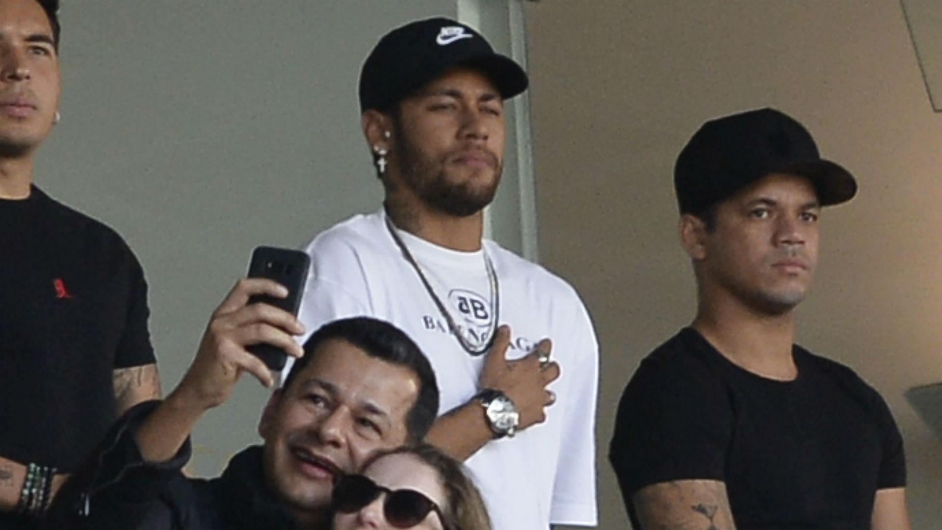 Neymar trên khán đài chứng kiến Brazil hoà - Bóng Đá