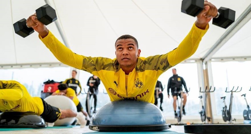 rling Haaland' as Borussia Dortmund striker poses on a beach after meeting up with new team-mates in Marbella - Bóng Đá
