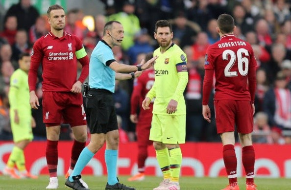 Messi nhấn đầu Robertson, Henderson phải can ngăn - Bóng Đá