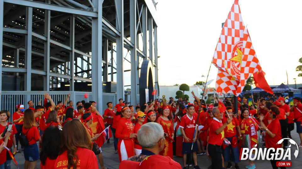 CĐV nhuộm đỏ Chang Arena, sẵn sàng tiếp lửa ĐT Việt Nam - Bóng Đá