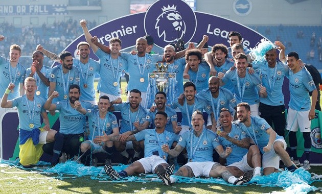 Man City cùng cổ động viên ăn mừng tưng bừng trên phố - Bóng Đá