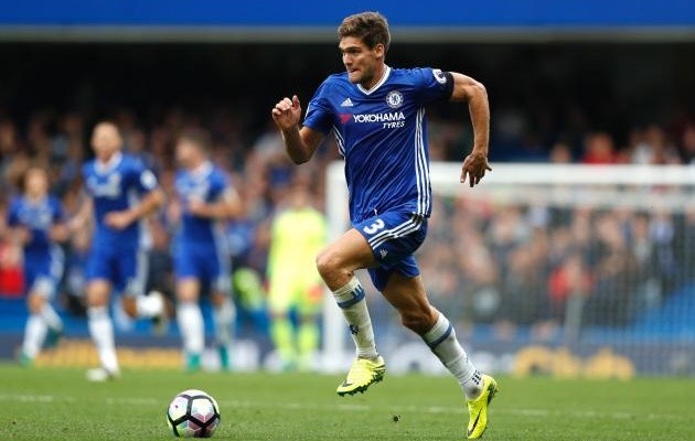 Marcos Alonso plays football on beach with stunning girlfriend Stephania - Bóng Đá