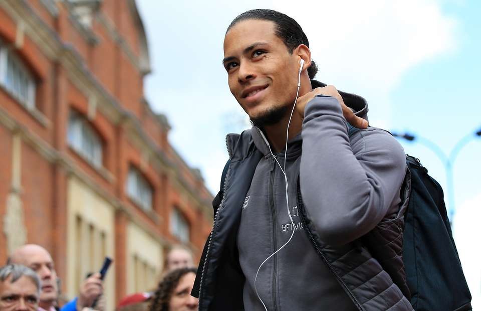 Van Dijk: 'Vị trí hậu vệ xuất sắc nhất thế giới không thuộc về ai cả' - Bóng Đá