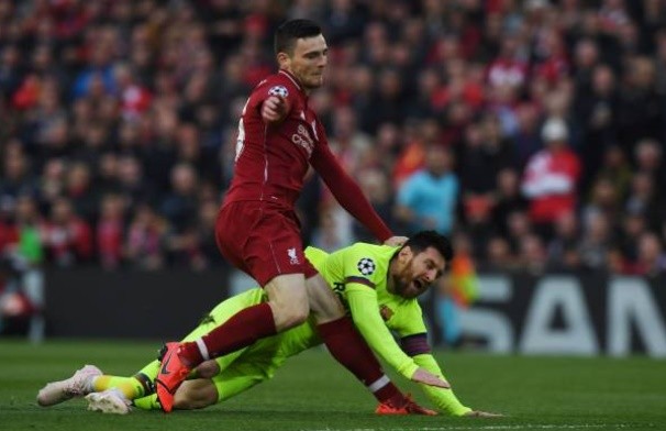 Messi nhấn đầu Robertson, Henderson phải can ngăn - Bóng Đá
