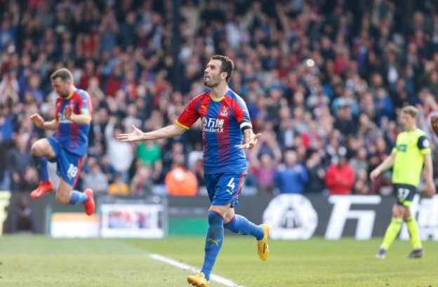 CĐV Huddersfield vỗ tay động viên khi đội nhà xuống hạng - Bóng Đá