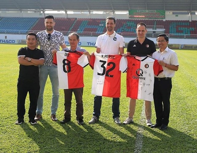 Đội bóng của Robin Van Persie đặt vấn đề hợp tác với HAGL - Bóng Đá