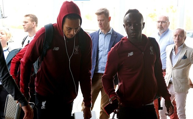 Thua thảm Barca, dàn sao Liverpool buồn tiu nghỉu trở về Anh - Bóng Đá