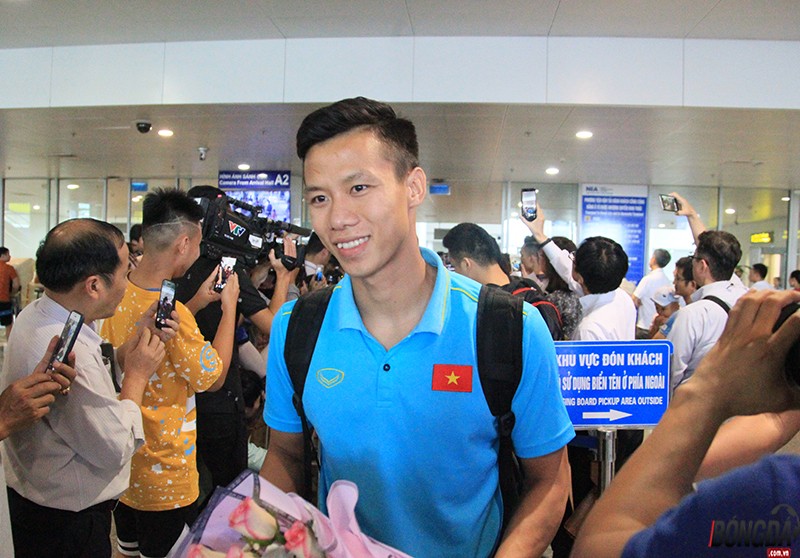 Đội tuyển Việt Nam chính thức về nước trong vòng tay người hâm mộ nước nhà - Bóng Đá