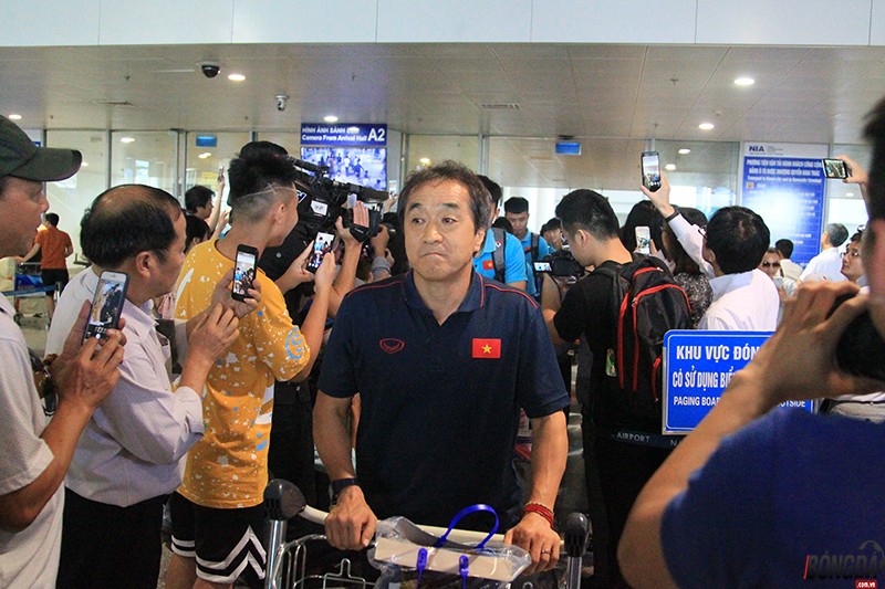 Đội tuyển Việt Nam chính thức về nước trong vòng tay người hâm mộ nước nhà - Bóng Đá
