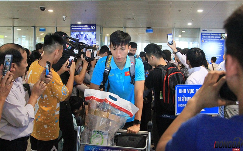 Đội tuyển Việt Nam chính thức về nước trong vòng tay người hâm mộ nước nhà - Bóng Đá
