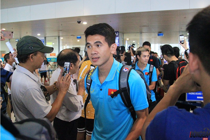 Đội tuyển Việt Nam chính thức về nước trong vòng tay người hâm mộ nước nhà - Bóng Đá