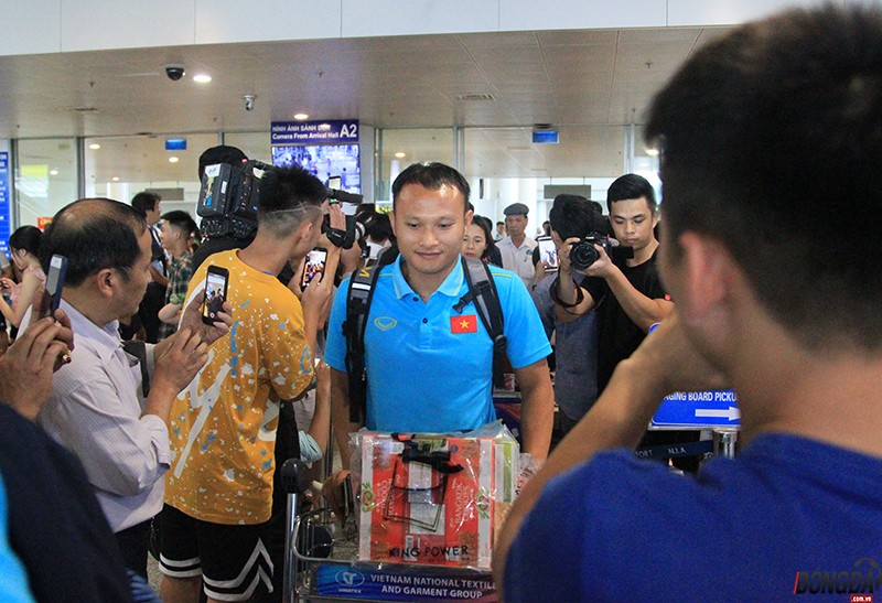 Đội tuyển Việt Nam chính thức về nước trong vòng tay người hâm mộ nước nhà - Bóng Đá