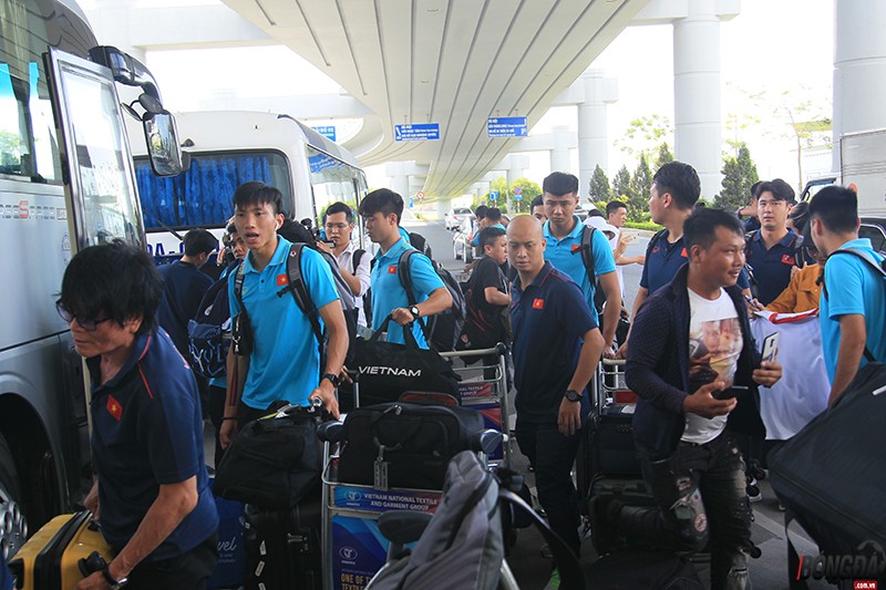 Đội tuyển Việt Nam chính thức về nước trong vòng tay người hâm mộ nước nhà - Bóng Đá