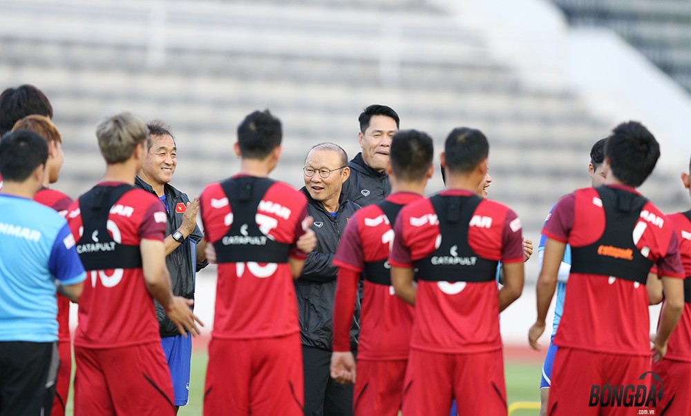 ĐT Việt Nam có buổi tập đầu tiên ở Buriram: Xuân Trường kể chuyện trên đất Thái cho đồng đội - Bóng Đá