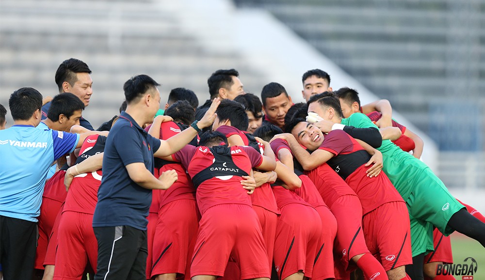 ĐT Việt Nam có buổi tập đầu tiên ở Buriram: Xuân Trường kể chuyện trên đất Thái cho đồng đội - Bóng Đá