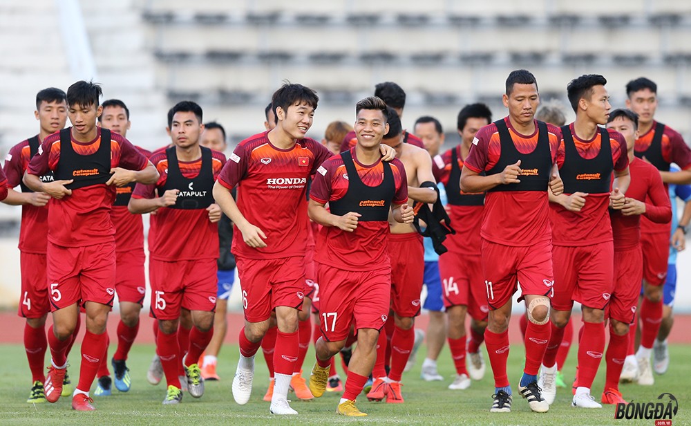 ĐT Việt Nam có buổi tập đầu tiên ở Buriram: Xuân Trường kể chuyện trên đất Thái cho đồng đội - Bóng Đá