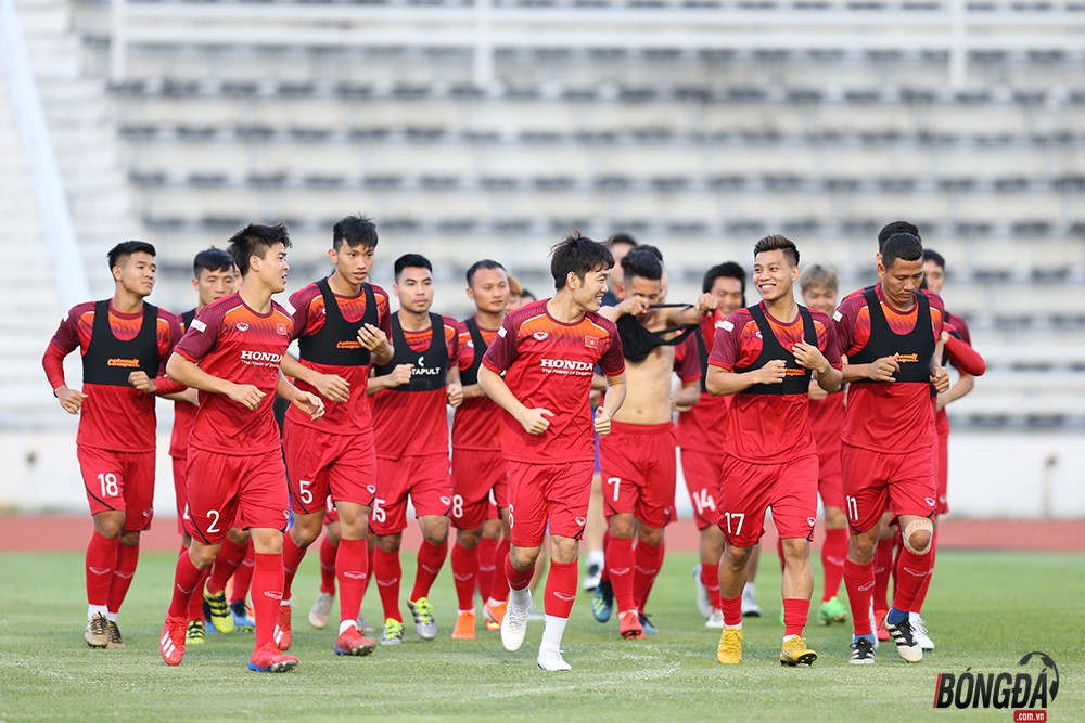 ĐT Việt Nam có buổi tập đầu tiên ở Buriram: Xuân Trường kể chuyện trên đất Thái cho đồng đội - Bóng Đá