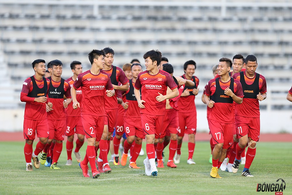 ĐT Việt Nam có buổi tập đầu tiên ở Buriram: Xuân Trường kể chuyện trên đất Thái cho đồng đội - Bóng Đá