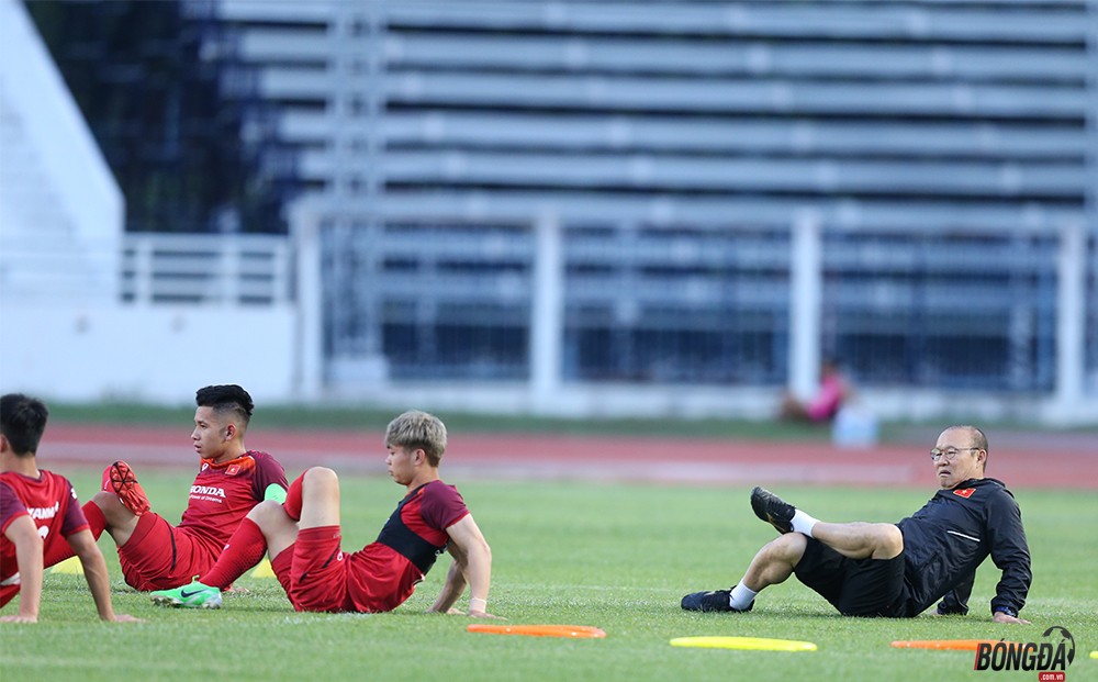 ĐT Việt Nam có buổi tập đầu tiên ở Buriram: Xuân Trường kể chuyện trên đất Thái cho đồng đội - Bóng Đá