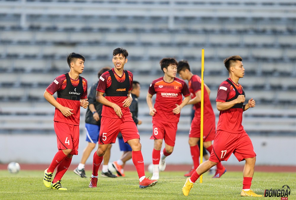 ĐT Việt Nam có buổi tập đầu tiên ở Buriram: Xuân Trường kể chuyện trên đất Thái cho đồng đội - Bóng Đá