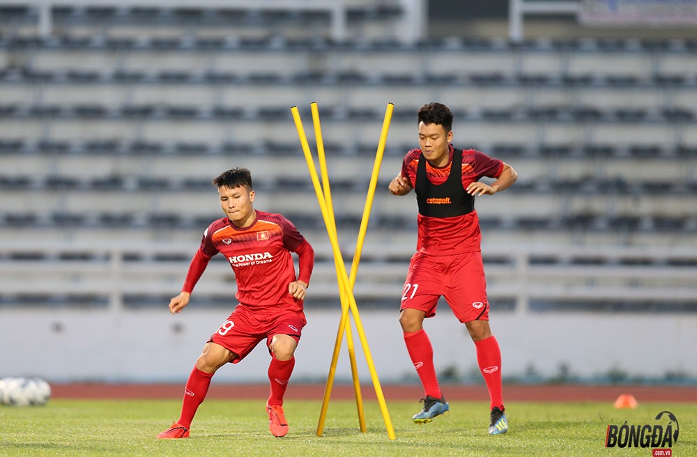 ĐT Việt Nam có buổi tập đầu tiên ở Buriram: Xuân Trường kể chuyện trên đất Thái cho đồng đội - Bóng Đá