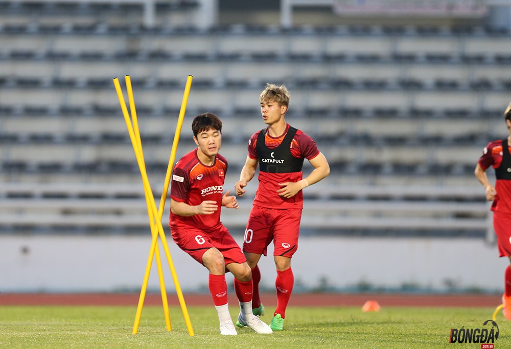 ĐT Việt Nam có buổi tập đầu tiên ở Buriram: Xuân Trường kể chuyện trên đất Thái cho đồng đội - Bóng Đá