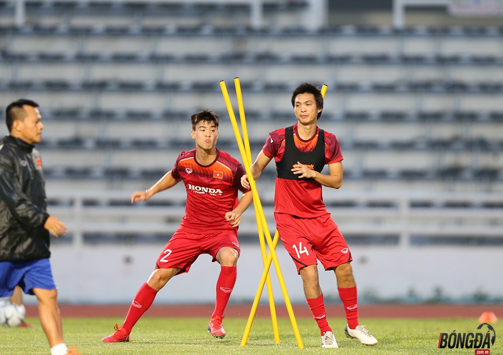 ĐT Việt Nam có buổi tập đầu tiên ở Buriram: Xuân Trường kể chuyện trên đất Thái cho đồng đội - Bóng Đá