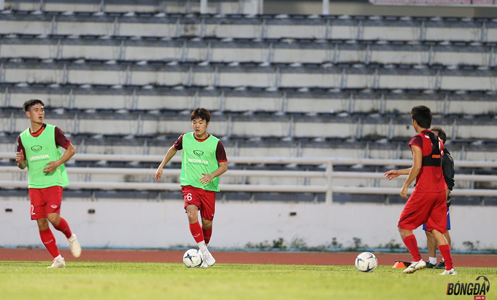 Văn Lâm từ tin giúp cầu thủ Việt Nam đối đầu Thái Lan - Bóng Đá