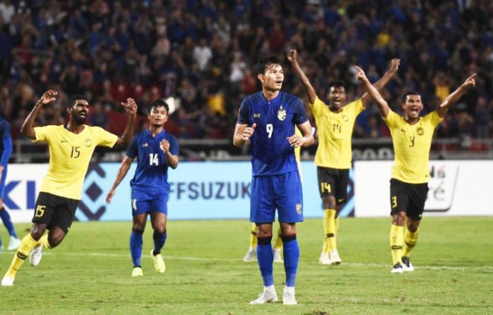 ĐT Thái Lan sau triều đại Kiatisak: Nhà vua thoái vị và cuộc nổi loạn của nhóm 