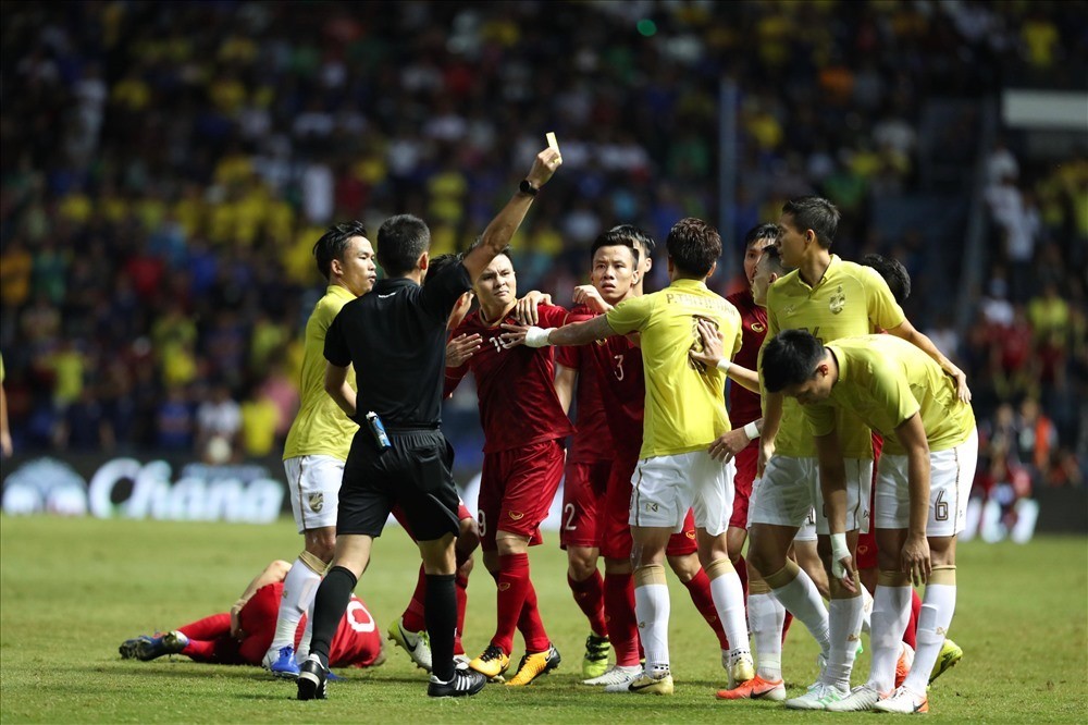 XONG! Tát Văn Hậu, đạp giò Ngọc Hải - 