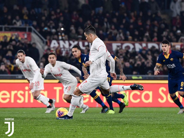 Cristiano Ronaldo ‘sends Chris Smalling back to Maidstone’ with outrageous piece of skill - Bóng Đá