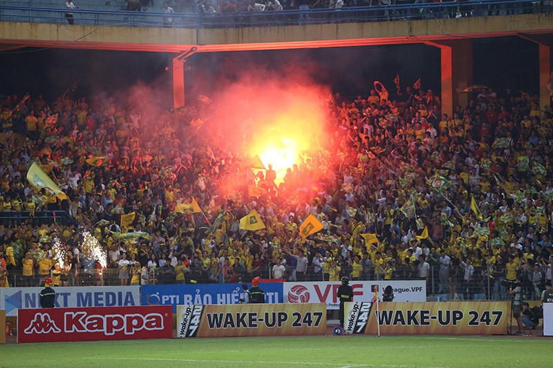 Để CĐV đốt pháo sáng, SLNA và BTC trận đấu nhận án phạt  - Bóng Đá